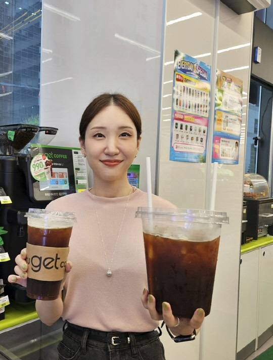CU 매장에서 모델이 'get 아이스 아메리카노 2XL'을 소개하고 있다. CU 제공